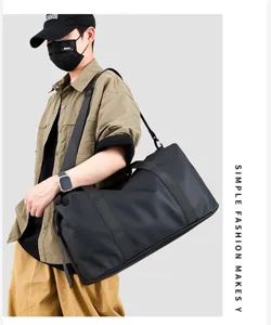 Grand sac de sport noir pour le fitness et les voyages avec extérieur imperméable