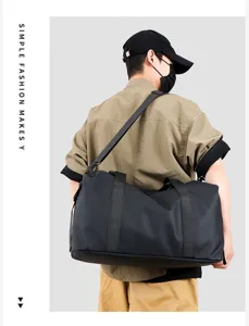 Vue détaillée d'un homme portant un sac de sport noir avec bandoulière réglable