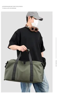 Mannequin masculin portant un sac de sport vert olive durable avec une texture imperméable.