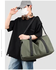 Sac de sport étanche vert olive pour homme, accessoire de voyage fonctionnel.