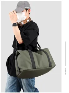 Grand sac de sport vert olive pour homme porté à l'épaule pour le fitness et le voyage