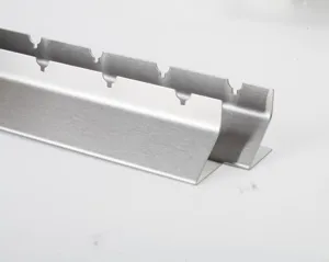 Makroansicht von Edelstahl-Wellen-BBQ-Grillspießen mit gebürsteter Metalltextur