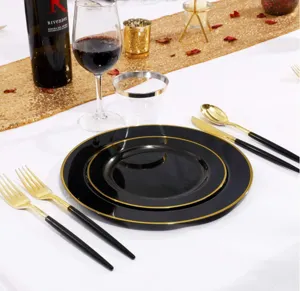 Detail eines schwarzen und goldenen Kunststoffgeschirr-Sets für Partys und Events