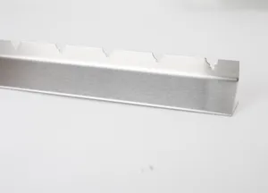 Detailansicht eines Edelstahl-Grillspießgestells mit wellenförmigem Kerbendesign