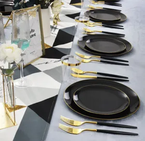 Elegantes Einweg-Geschirrset aus PS in Schwarz und Gold auf einem festlichen Tisch