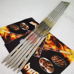 Detailansicht eines Sets mit 6 robusten Grillspießen aus Edelstahl auf Displaykarte