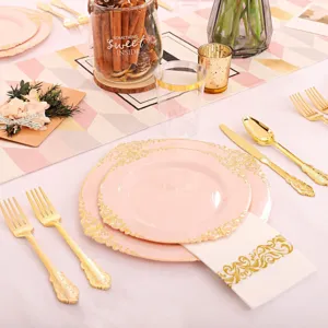 Vue détaillée des assiettes jetables roses avec bordure dorée en relief et couverts