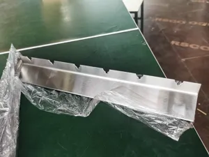 Detailansicht eines Edelstahl-Grillspießhalters mit Wellendesign für Grillabende