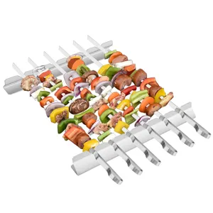 Detaillierte Ansicht der Edelstahl-Wellen-Grillspieße mit Fleisch und frischem Gemüse