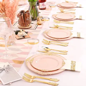 Vue détaillée d'un ensemble de vaisselle jetable rose élégant avec bords dorés gaufrés