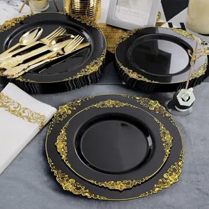 Vue détaillée d'un service de table noir jetable avec bordure dorée et couverts