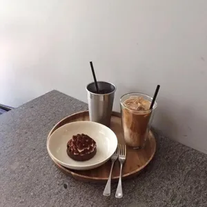 Durable 304 stainless steel cup for cold beverages in a minimalist cafe setting