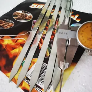 Detaillierte Messung von Grillspießen aus Edelstahl mit einer Präzisionsschieblehre