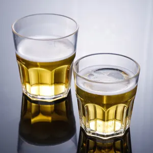 Bicchiere da birra in plastica acrilica trasparente tazza ottagonale da whisky per bar.