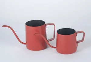 Zwei mattrote Schwanenhals-Kaffeekannen aus Edelstahl in verschiedenen Größen für Filterkaffee