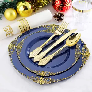 Gros plan d'assiettes en plastique bleu gaufré et de couverts dorés dans un décor festif