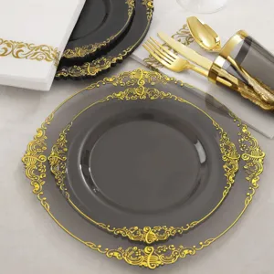 Vue détaillée d'assiettes jetables noires avec bordure dorée et couverts assortis