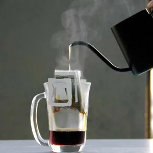 Nahaufnahme von schwarzem Schwanenhalskessel beim Aufgießen von heißem Filterkaffee