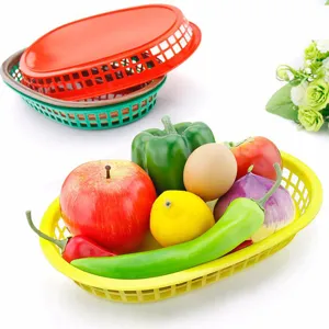 Panier alimentaire ovale en plastique de 9 pouces rempli de divers fruits et légumes factices