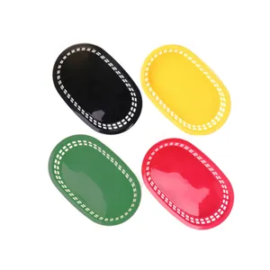 Lot de quatre paniers de restauration rapide ovales en plastique rouge, jaune, vert et noir.