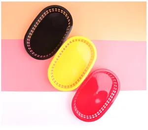 Vue détaillée de trois paniers de restauration rapide ovales en plastique de 9 pouces variés