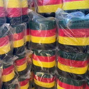 Vue rapprochée de paniers de restauration rapide en plastique empilés dans des sacs d'emballage