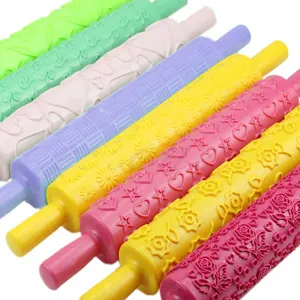 Kleurrijke plastic deegrollers met reliëf van bloemen en harten voor creatief bakken.