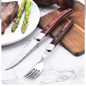 Roestvrijstalen steakmes en vork set met roodachtige houten handvatten in Franse stijl