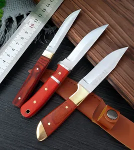 Set di tre coltelli in acciaio al carbonio forgiato con manici in legno e fodero