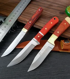 Set di tre coltelli multiuso in acciaio al carbonio con manici in legno rosso e fodero