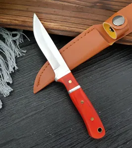 Vista dettagliata di un coltello da macellaio forgiato con manico rosso e fodero in cuoio