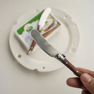 Cuchillo para mantequilla de acero inoxidable con mango de madera para untar queso y mermelada.