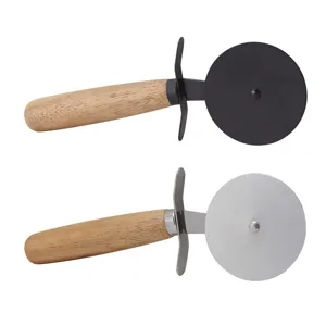 Tagliapizza in acciaio inossidabile con manico in legno di acacia, lama a rotella.