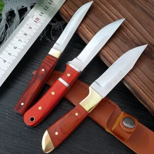 Set di tre coltelli utilitari in acciaio al carbonio con manici in legno rosso e fodero