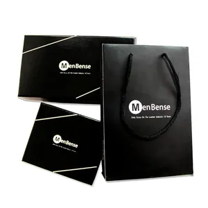 Detailansicht von MenBense schwarzen Geldbörsen-Geschenkboxen und passender Papiertüte