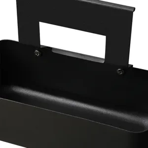 Detalle de bandeja recolectora de grasa BBQ de metal negro, parte de colector.