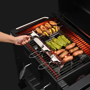 Nahaufnahme von 3-Zinken-Edelstahl-Grillspießen, die auf einem Holzkohlegrill verwendet werden