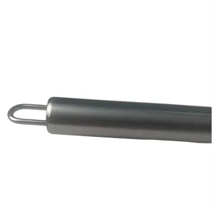 Détail de poignée de fourche à barbecue en acier inoxydable, accessoire métallique avec anneau.