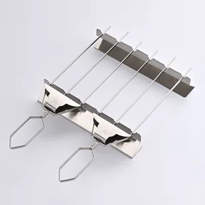 Edelstahl 3-Zinken halbautomatische Grillspieße mit Schieber auf einem Metallständer