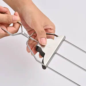 Nahaufnahme des Schiebemechanismus an einem dreifachen Grillspieß aus Edelstahl