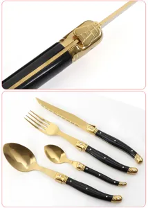 Detailansicht des goldenen Edelstahl-Bestecksets mit den ikonischen Bienenmotiven