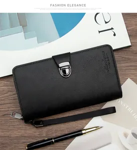 Primo piano di un portafoglio lungo da uomo in nero testurizzato con fibbia in metallo.