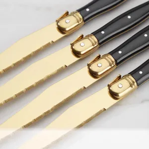 Set di coltelli da bistecca dorati con manico nero e classico design francese Laguiole.