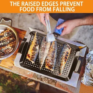 Detail der BBQ-Grillpfanne mit erhöhtem Rand, gegrilltem Fisch und Metallzange.