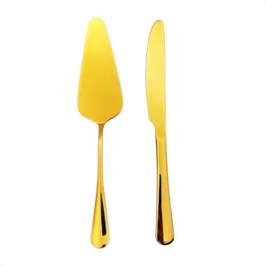Elegante gouden roestvrijstalen taartschep en messenset voor bruiloften en feesten.