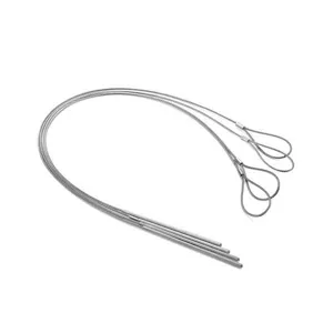Primer plano de brochetas flexibles de alambre de acero inoxidable, extremos de bucle.