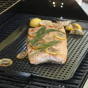 Langlebige schwarze emaillierte Grillpfanne für Lachs und Zitrone beim Grillen im Freien