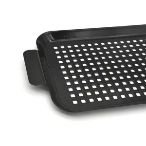 Nahaufnahme eines schwarzen, perforierten Emaille-Grillblechs mit einem stabilen Griff.