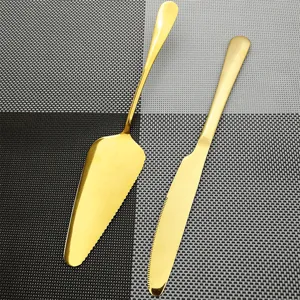 Detailoverzicht van de gouden roestvrijstalen taartschep en messenset met kartelrand