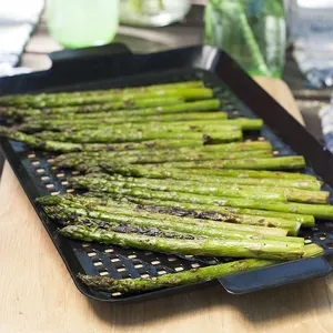 Antihaftbeschichtete Emaille-Grillpfanne mit Löchern für das Grillen von Spargel im Freien